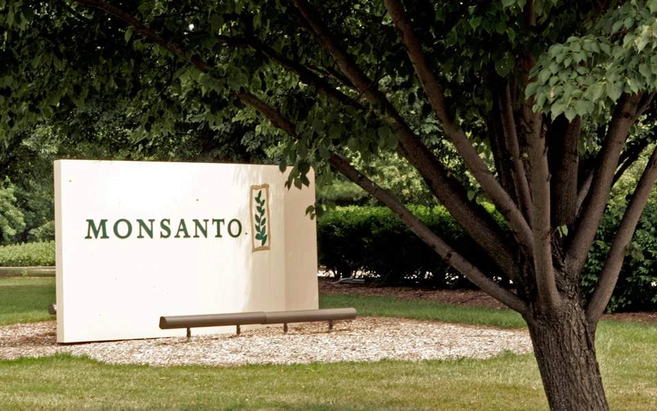 Σάλος με τη Monsanto στις ΗΠΑ: Κρίθηκε ένοχη για καρκινογόνο ζιζανιοκτόνο της